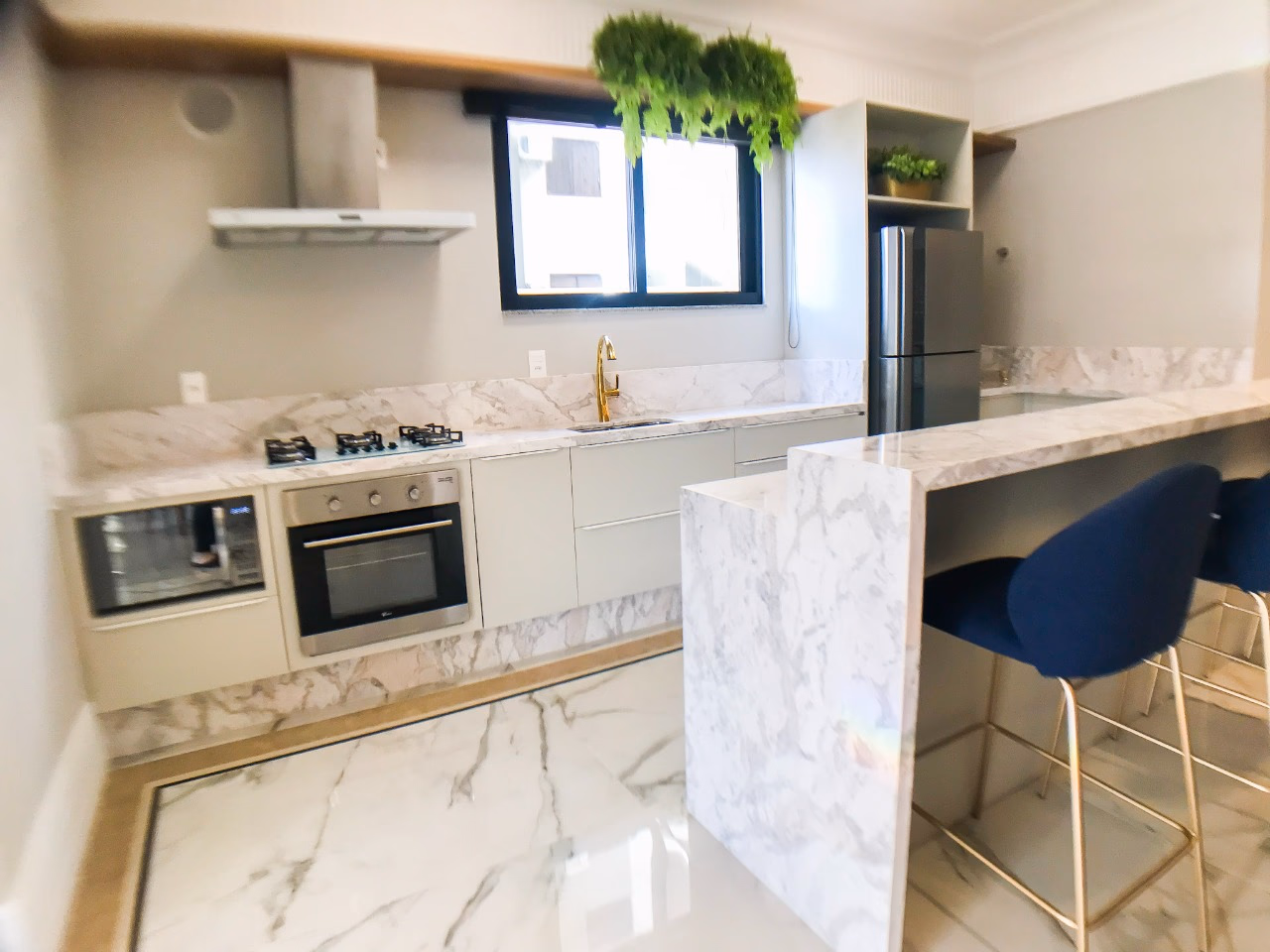 Apartamento frente avenida a venda no Villa de Siena em Meia Praia, Itapema