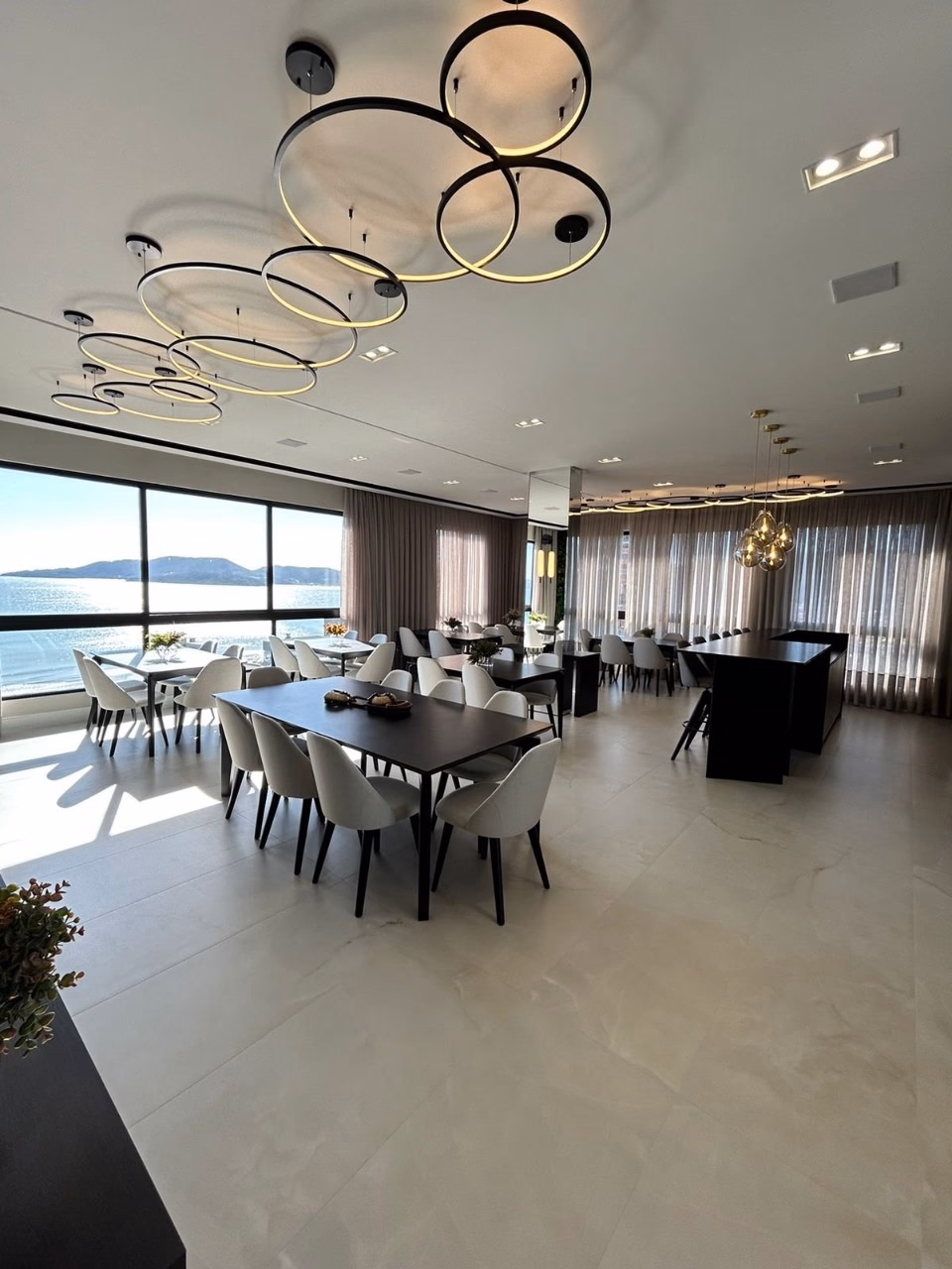 Residencial Laguna, Av