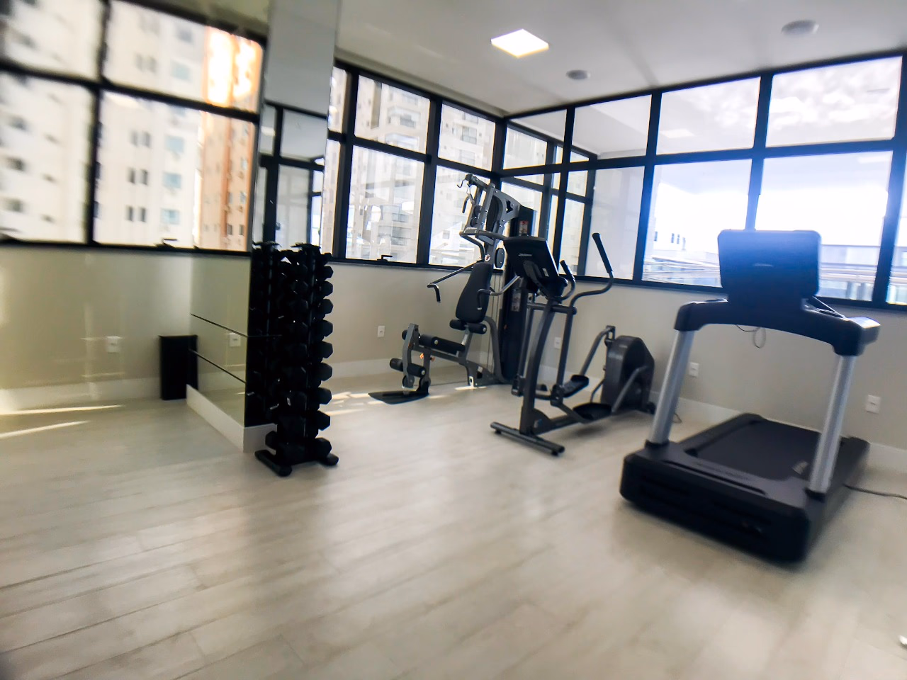 Apartamento frente avenida a venda no Villa de Siena em Meia Praia, Itapema