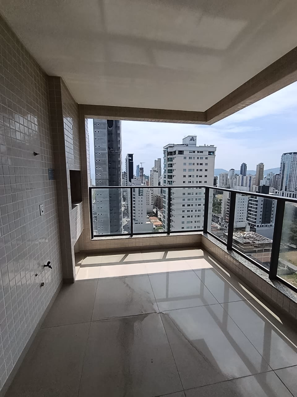 Apartamento 3 suítes em Meia Praia — Meia Praia