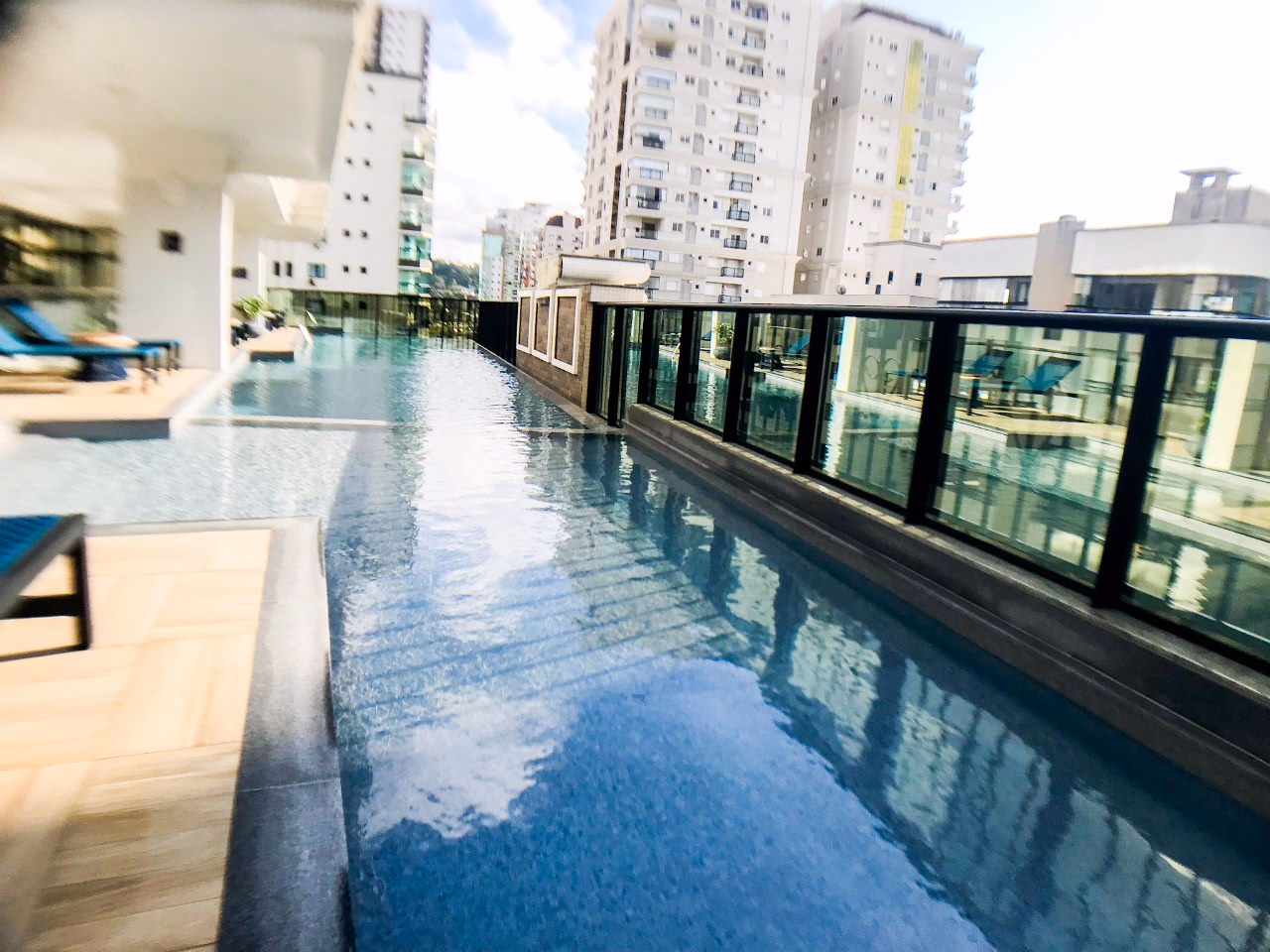 Apartamento frente avenida a venda no Villa de Siena em Meia Praia, Itapema