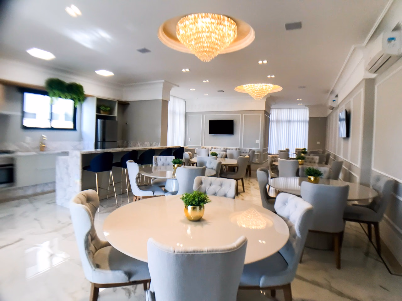 Apartamento frente avenida a venda no Villa de Siena em Meia Praia, Itapema