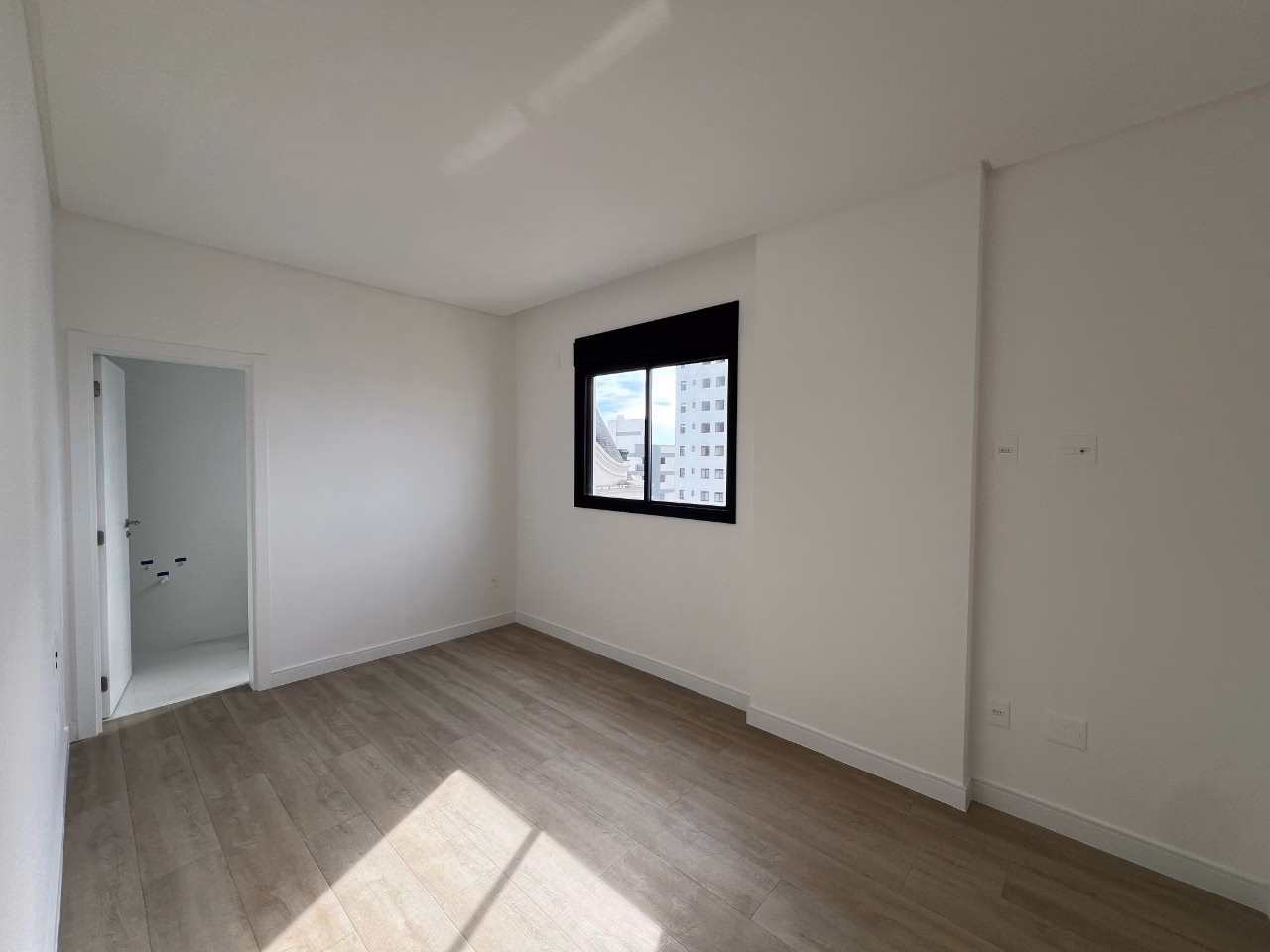 Apartamento 4 suítes em Meia Praia — Meia Praia, Itapema