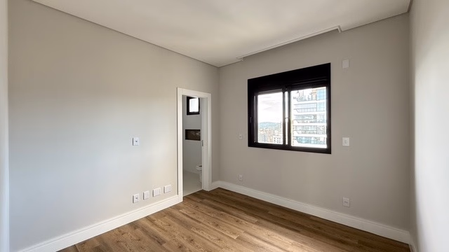 Apartamento 4 suítes em Meia Praia — Meia Praia, Itapema