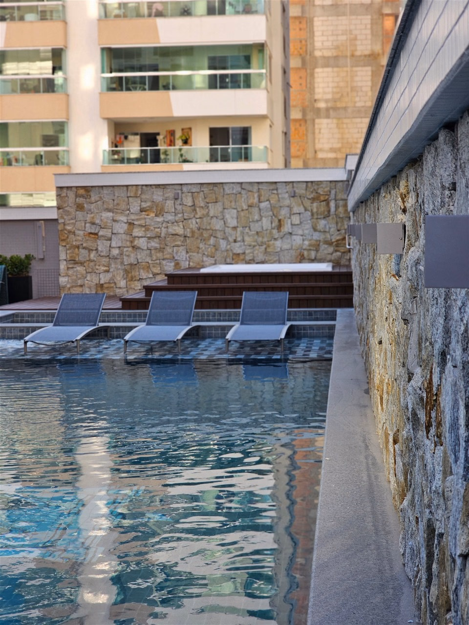 Residencial Brooklyn Tower - Rua 236, Bairro Meia Praia, Itapema - SC (36)