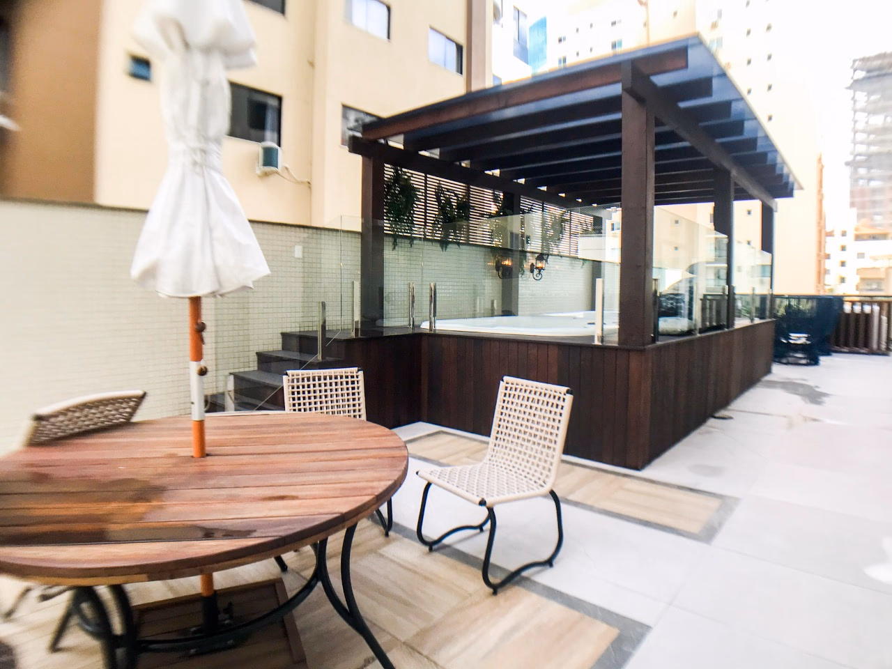 Apartamento frente avenida a venda no Villa de Siena em Meia Praia, Itapema