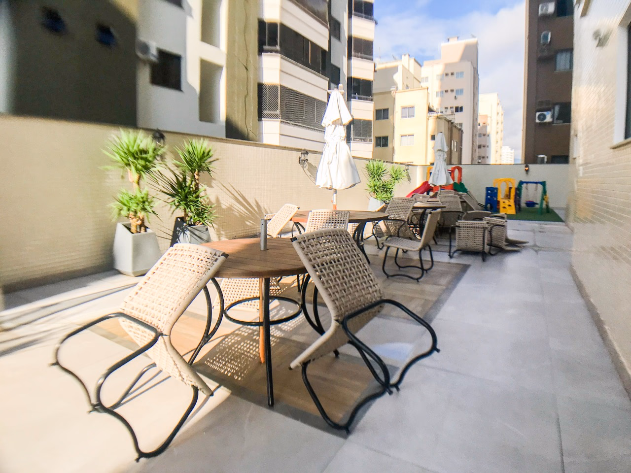 Apartamento frente avenida a venda no Villa de Siena em Meia Praia, Itapema