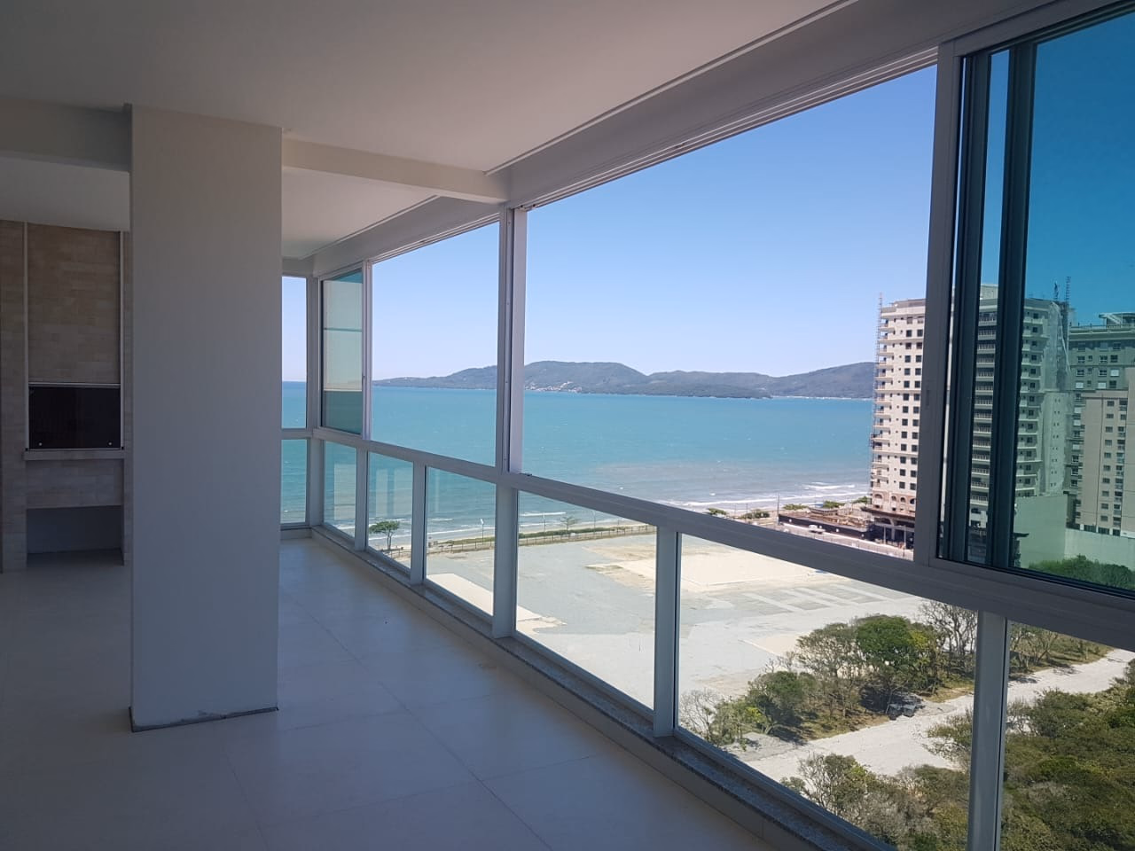 Apartamento 4 suítes em Meia Praia — Meia Praia