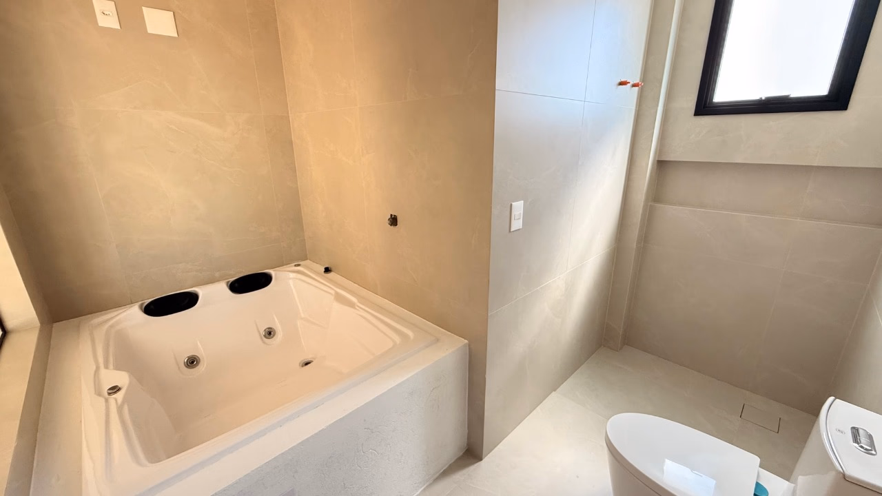 Apartamento 4 suítes em Meia Praia — Meia Praia, Itapema