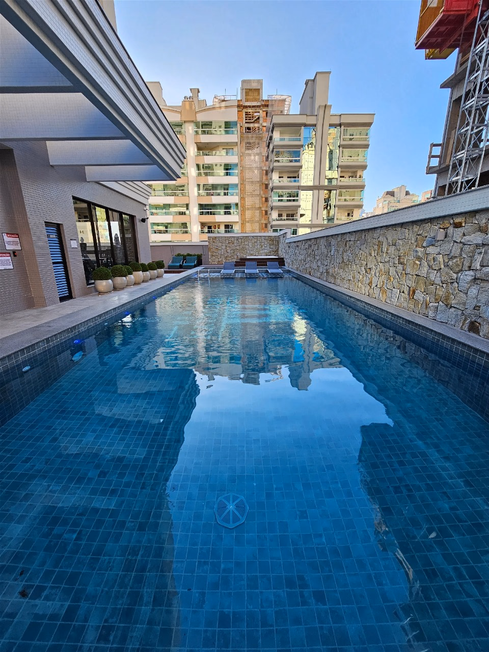 Residencial Brooklyn Tower - Rua 236, Bairro Meia Praia, Itapema - SC (33)