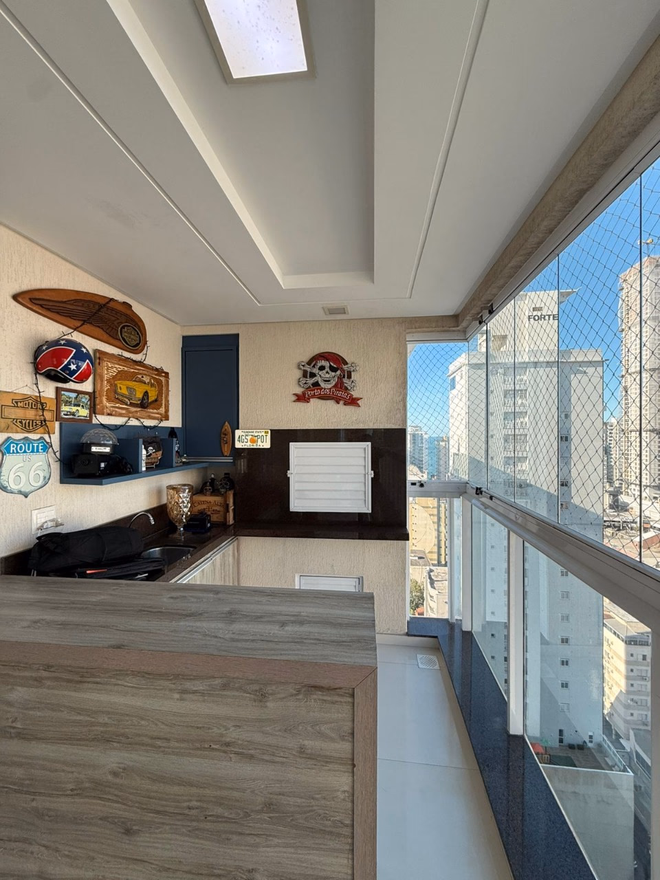 Apartamento 4 suítes em Meia Praia — Meia Praia