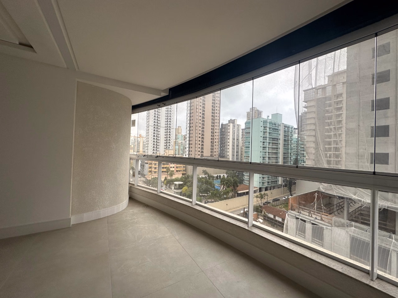 Apartamento 3 suítes em Meia Praia — Meia Praia