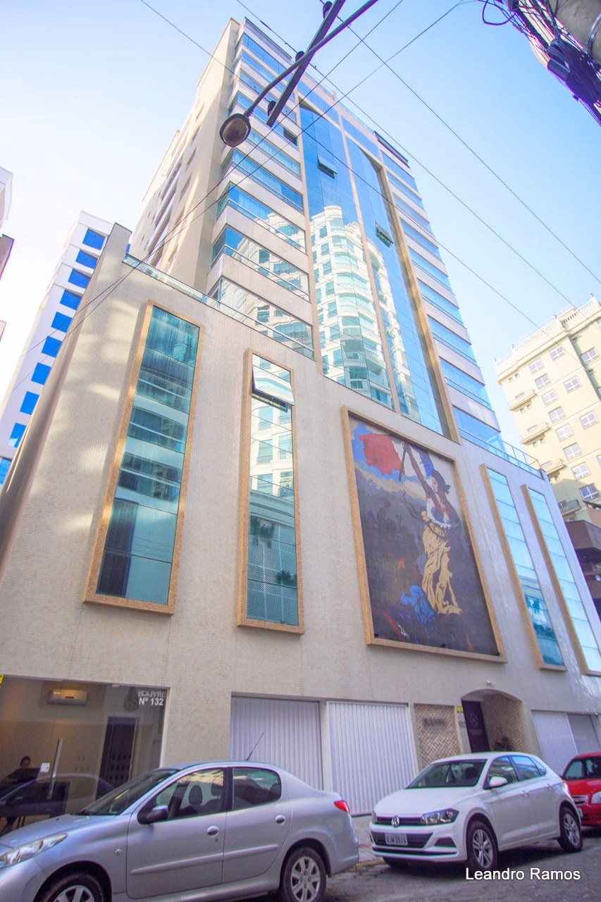 Louvre Residencial — Meia Praia