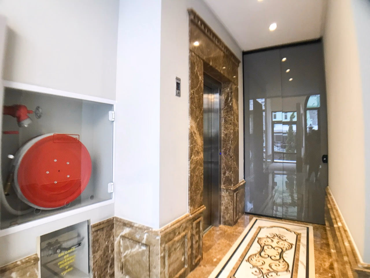 Apartamento frente avenida a venda no Villa de Siena em Meia Praia, Itapema