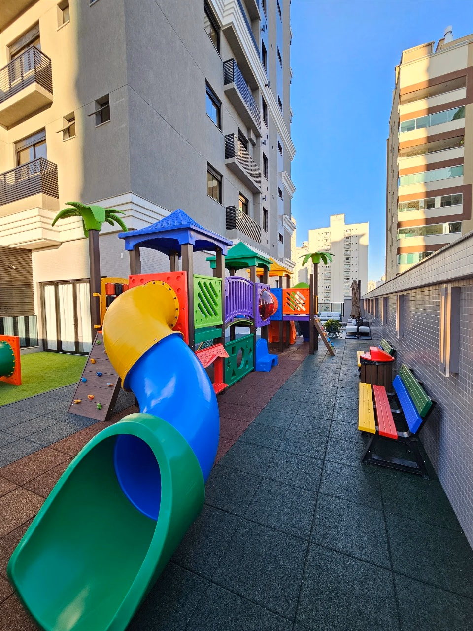 Residencial Brooklyn Tower - Rua 236, Bairro Meia Praia, Itapema - SC (60)