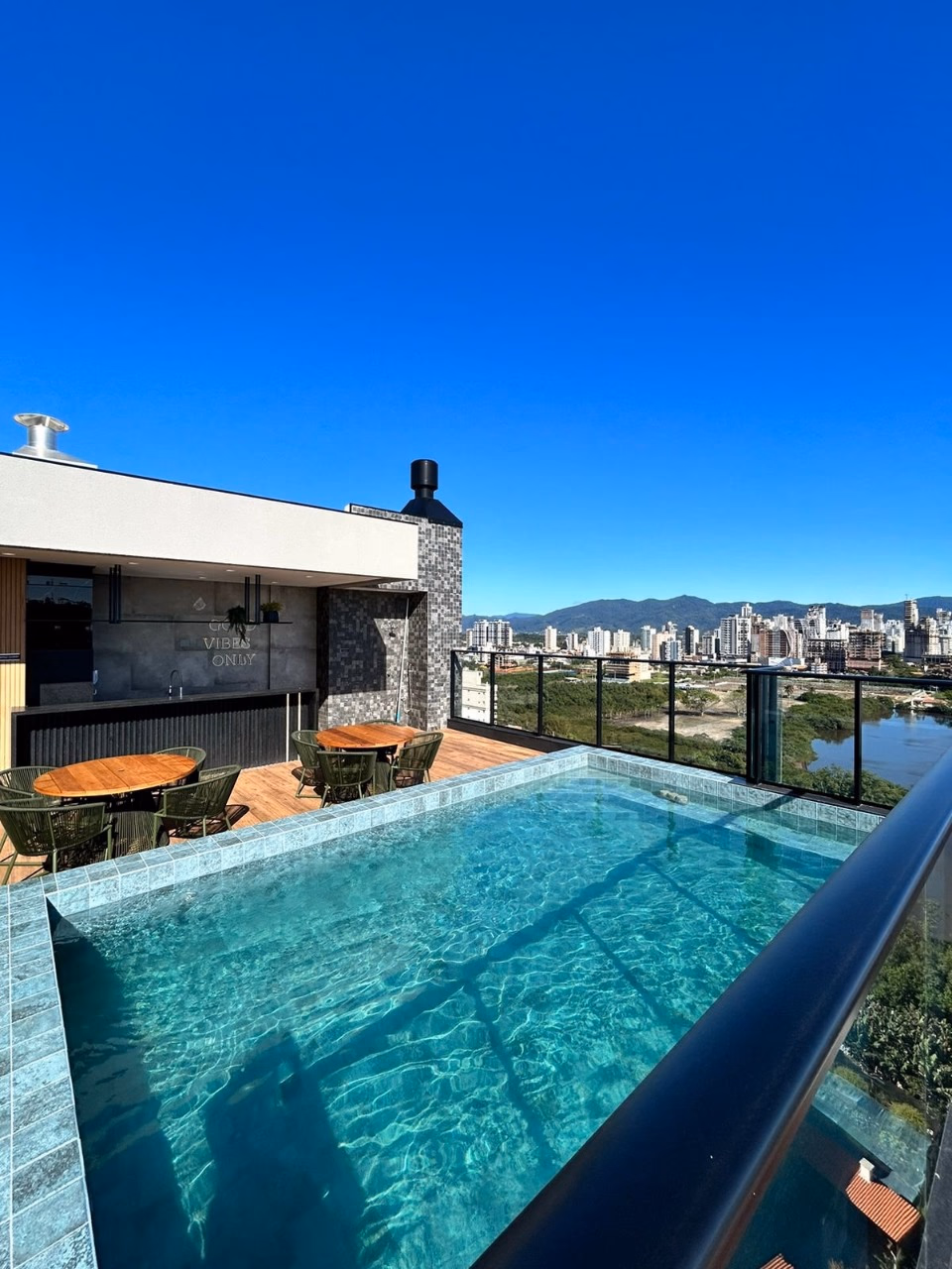Residencial Laguna, Av