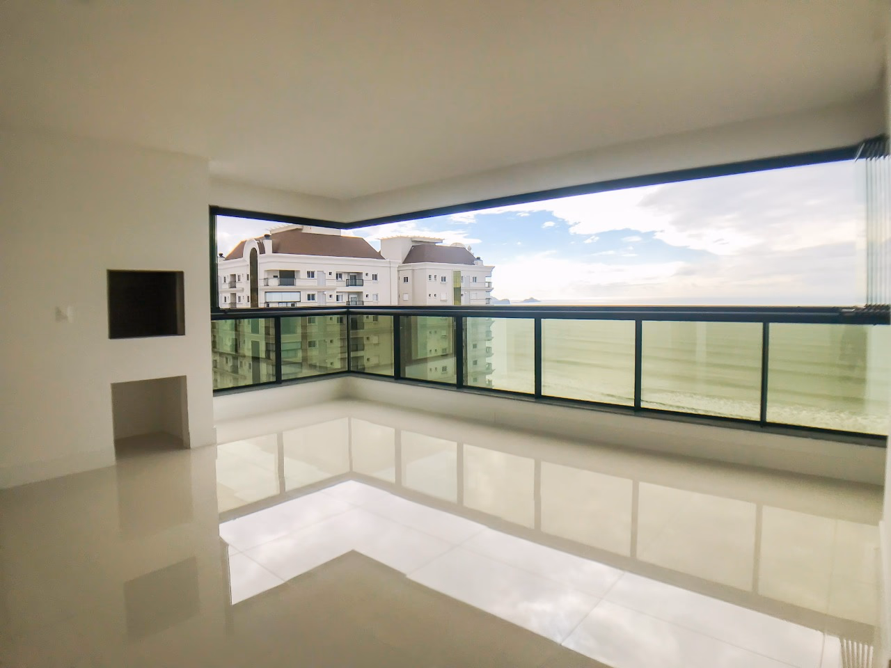 Apartamento 4 suítes em Meia Praia — Meia Praia