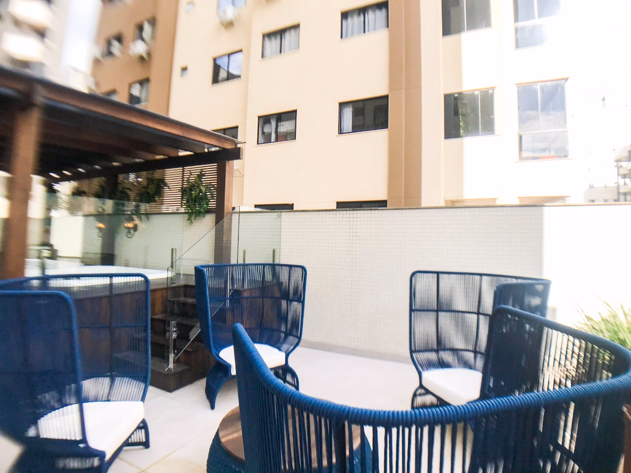 Apartamento frente avenida a venda no Villa de Siena em Meia Praia, Itapema
