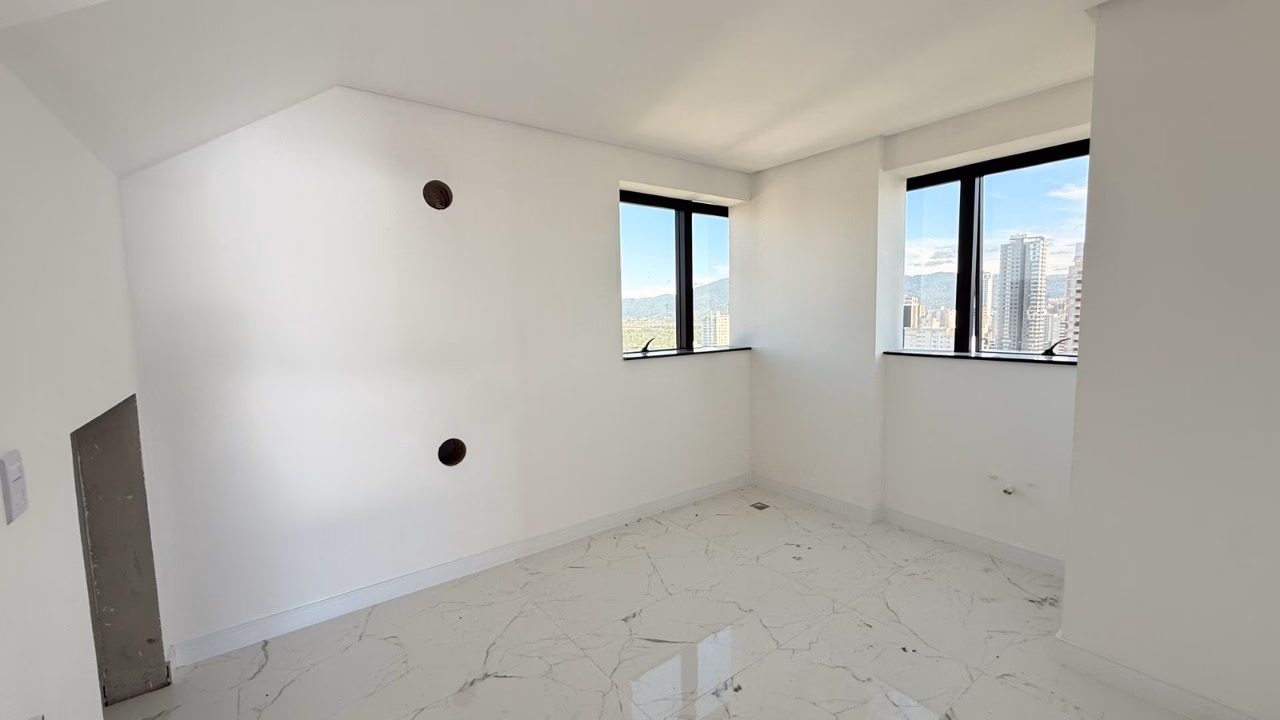 Cobertura 5 suítes em Meia Praia — Meia Praia, Itapema
