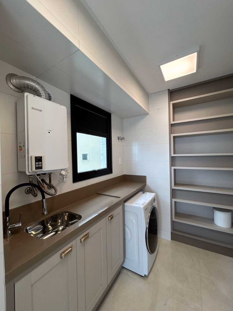 Apartamento 4 suítes em Meia Praia — Meia Praia, Itapema