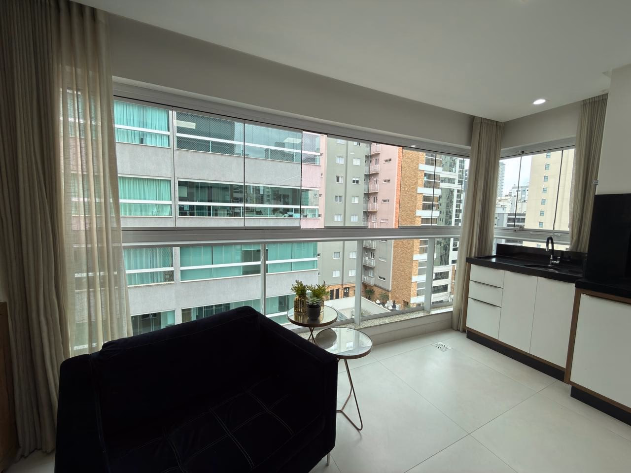 Apartamento 3 suítes em Meia Praia — Meia Praia