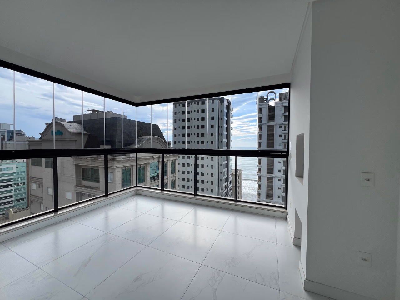 Apartamento 4 suítes em Meia Praia — Meia Praia