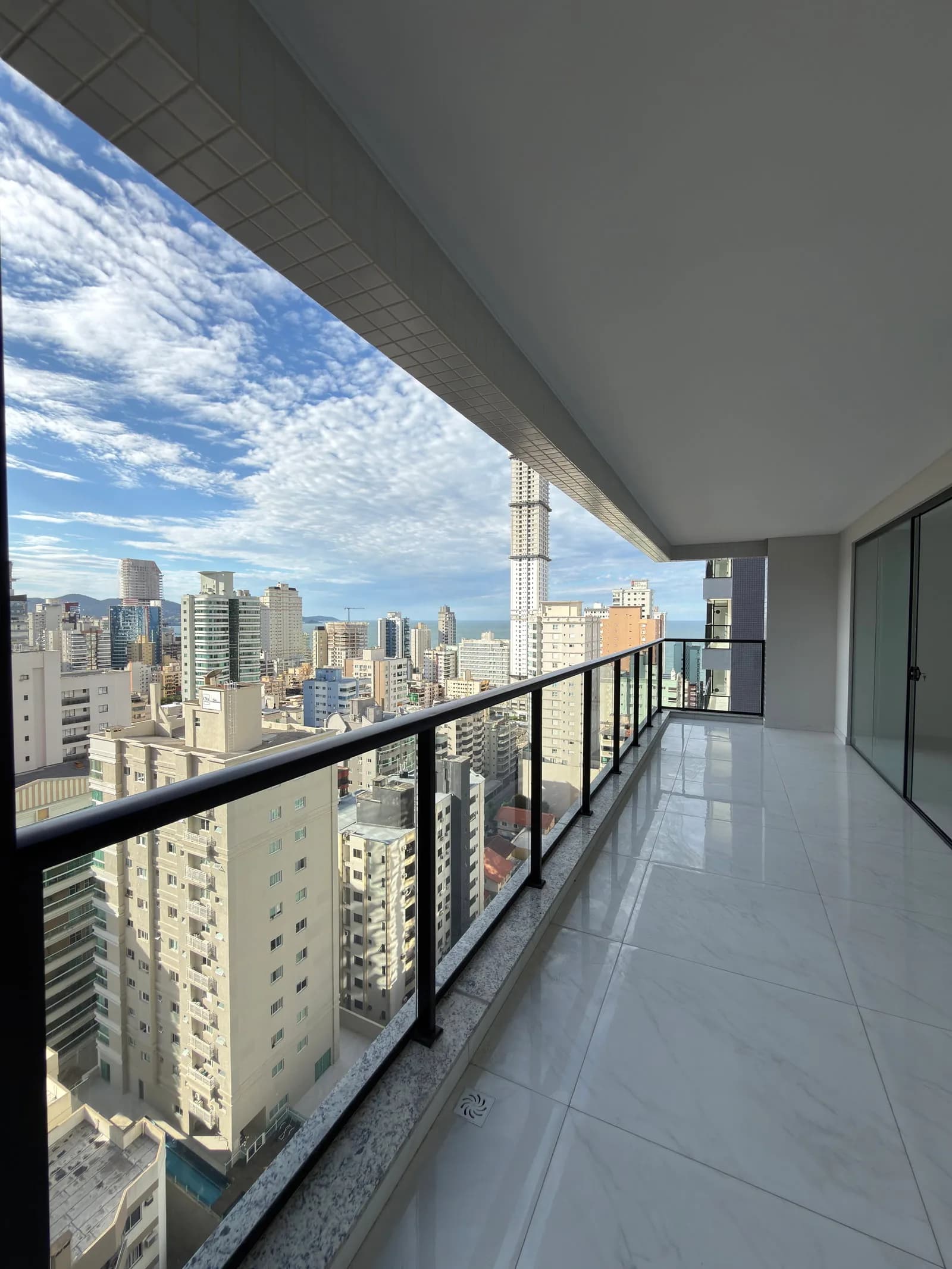 Apartamento 3 suítes em Meia Praia — Meia Praia