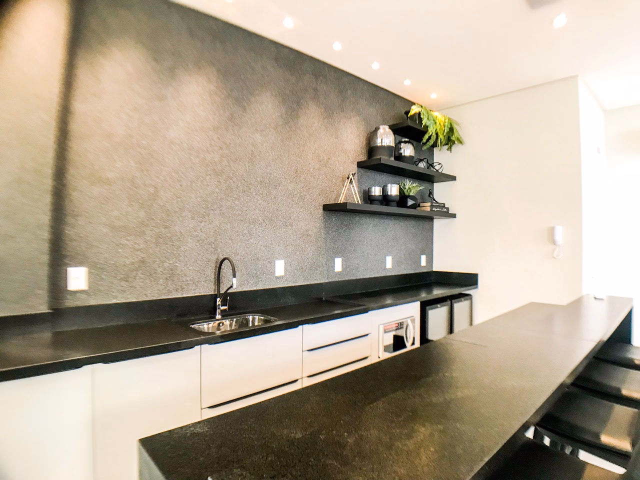 Apartamento frente avenida a venda no Villa de Siena em Meia Praia, Itapema