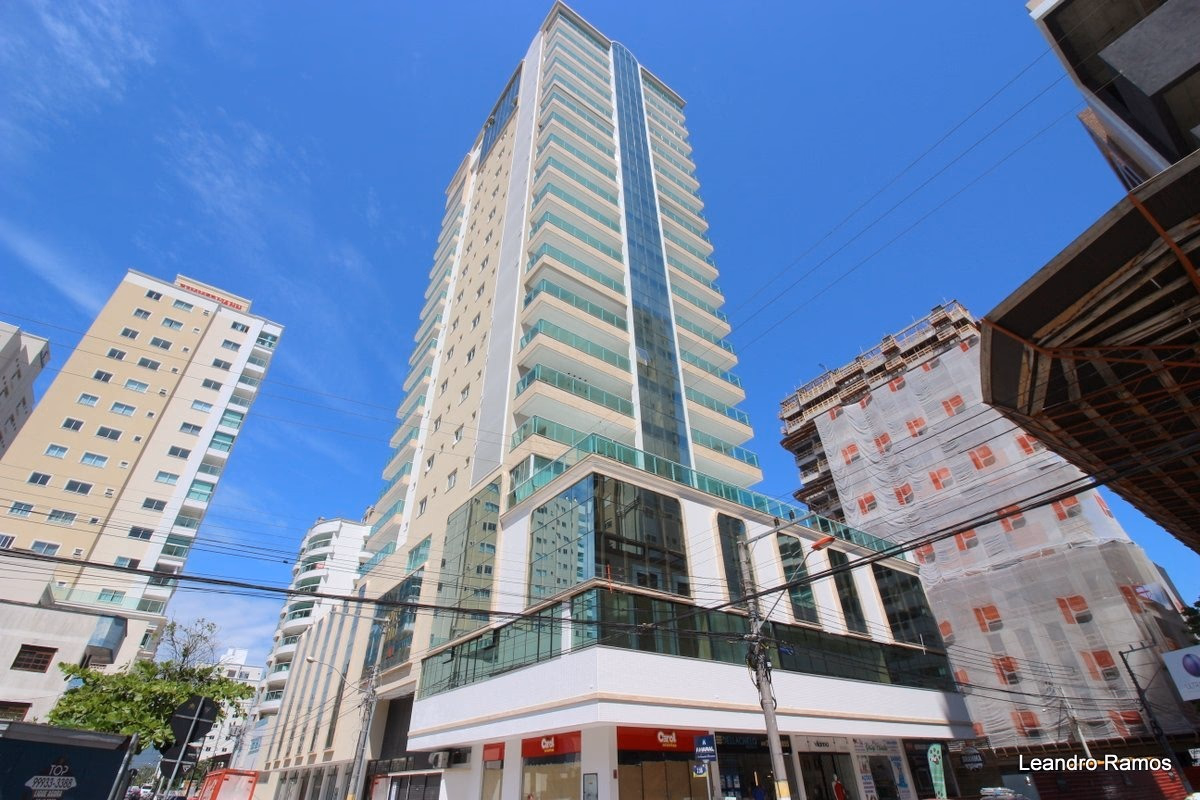 Isis Dellagnelo Kwiatkowski Residence — Meia Praia