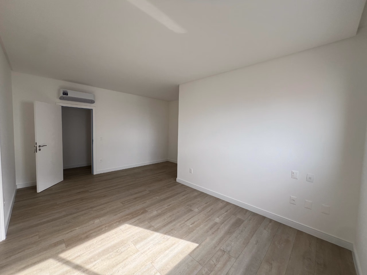 Apartamento 4 suítes em Meia Praia — Meia Praia, Itapema