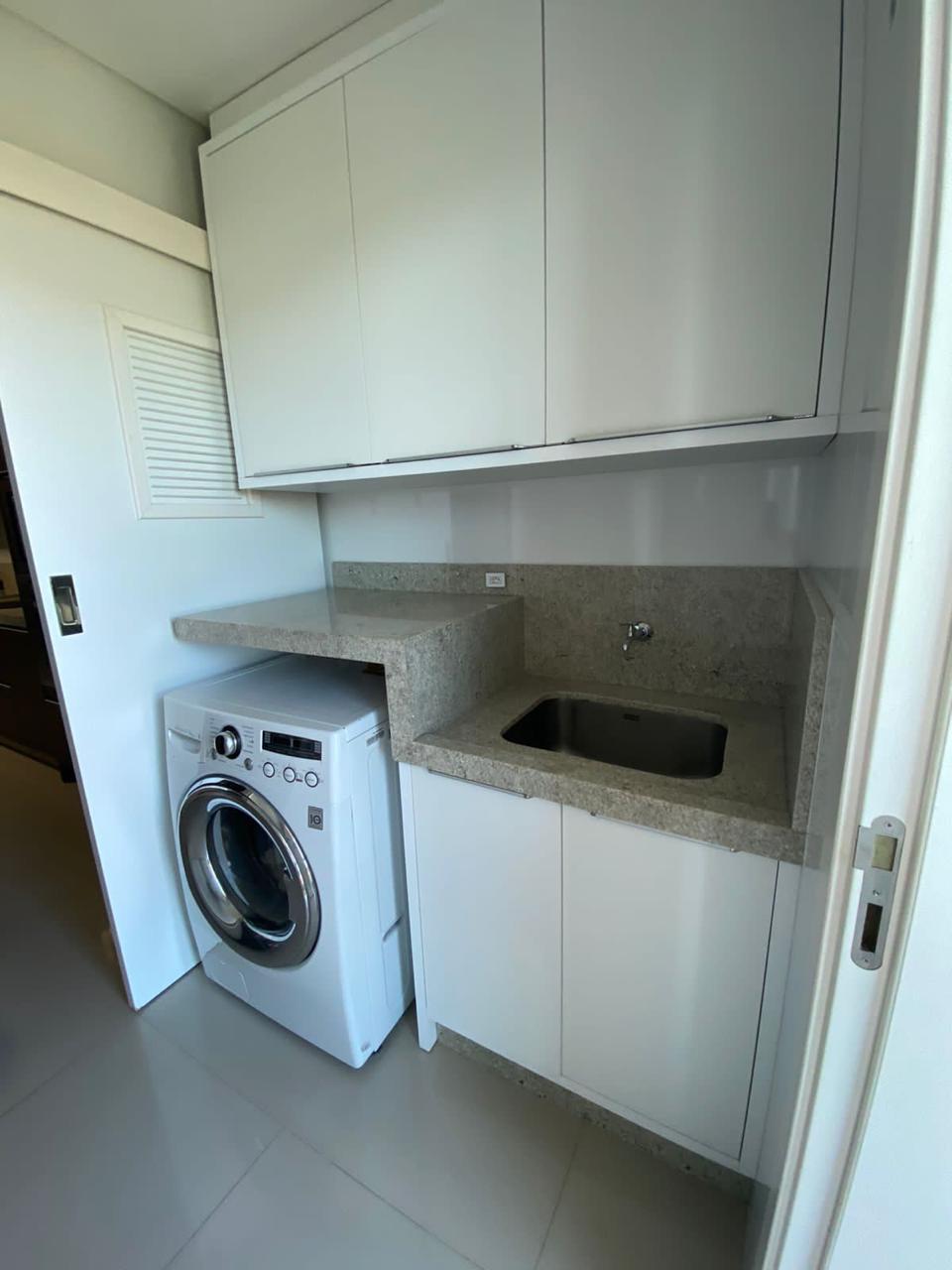 Apartamento 3 suítes em Meia Praia — Meia Praia