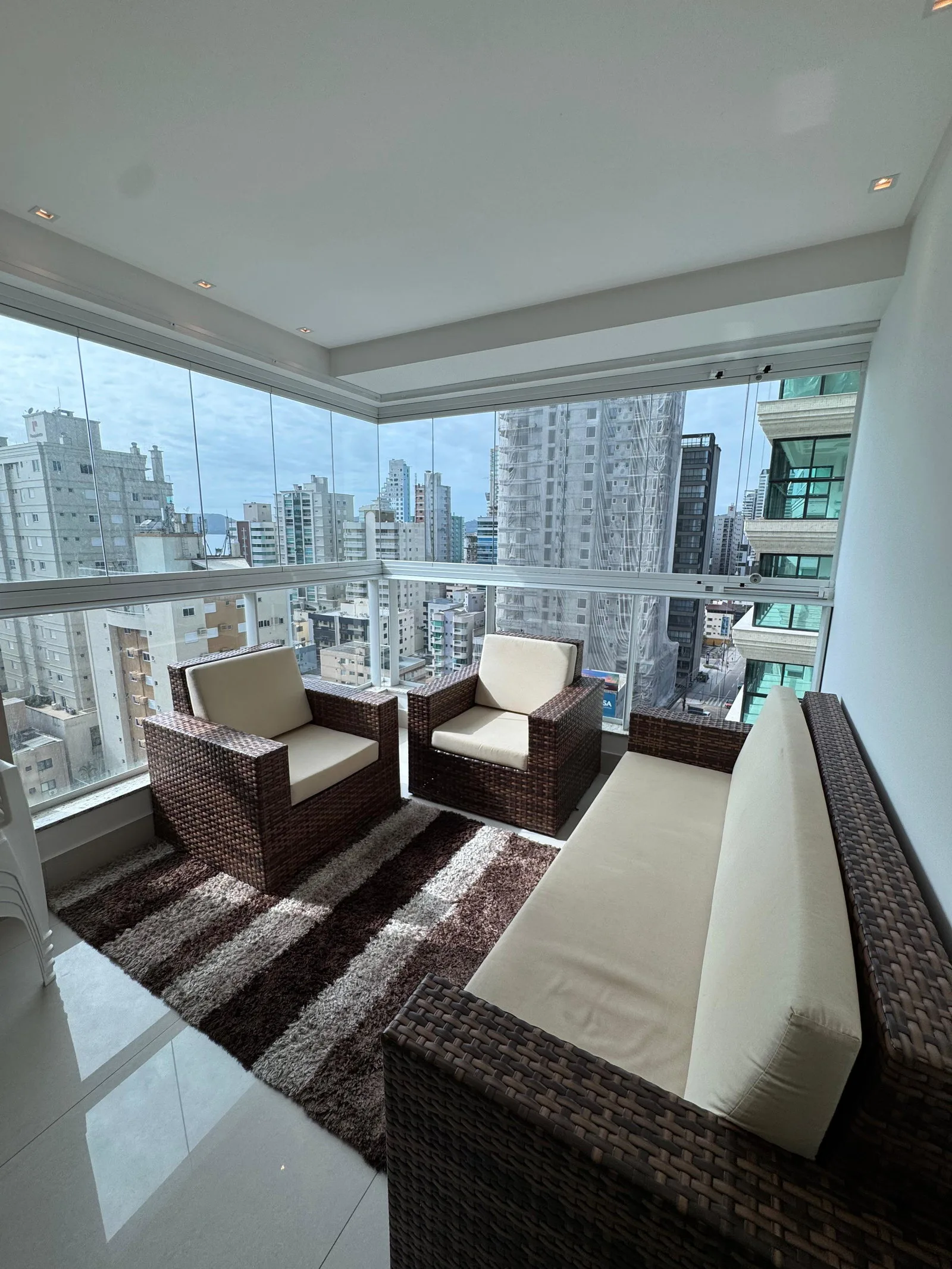 Apartamento 4 suítes em Meia Praia — Meia Praia