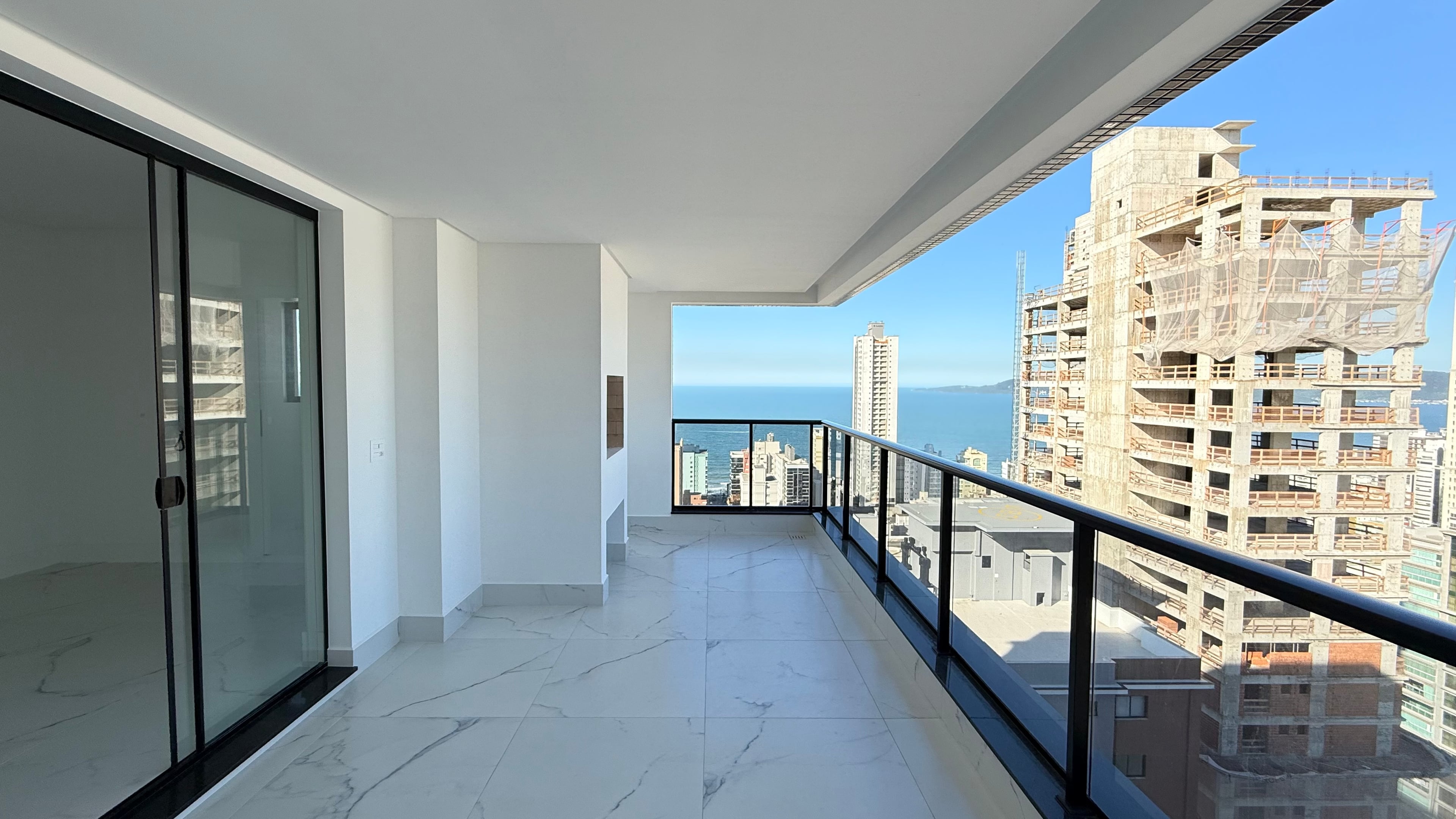 Apartamento 4 suítes em Meia Praia — Meia Praia