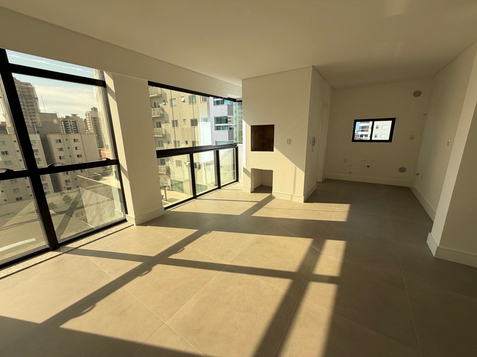 Apartamento 3 suítes em Meia Praia — Meia Praia