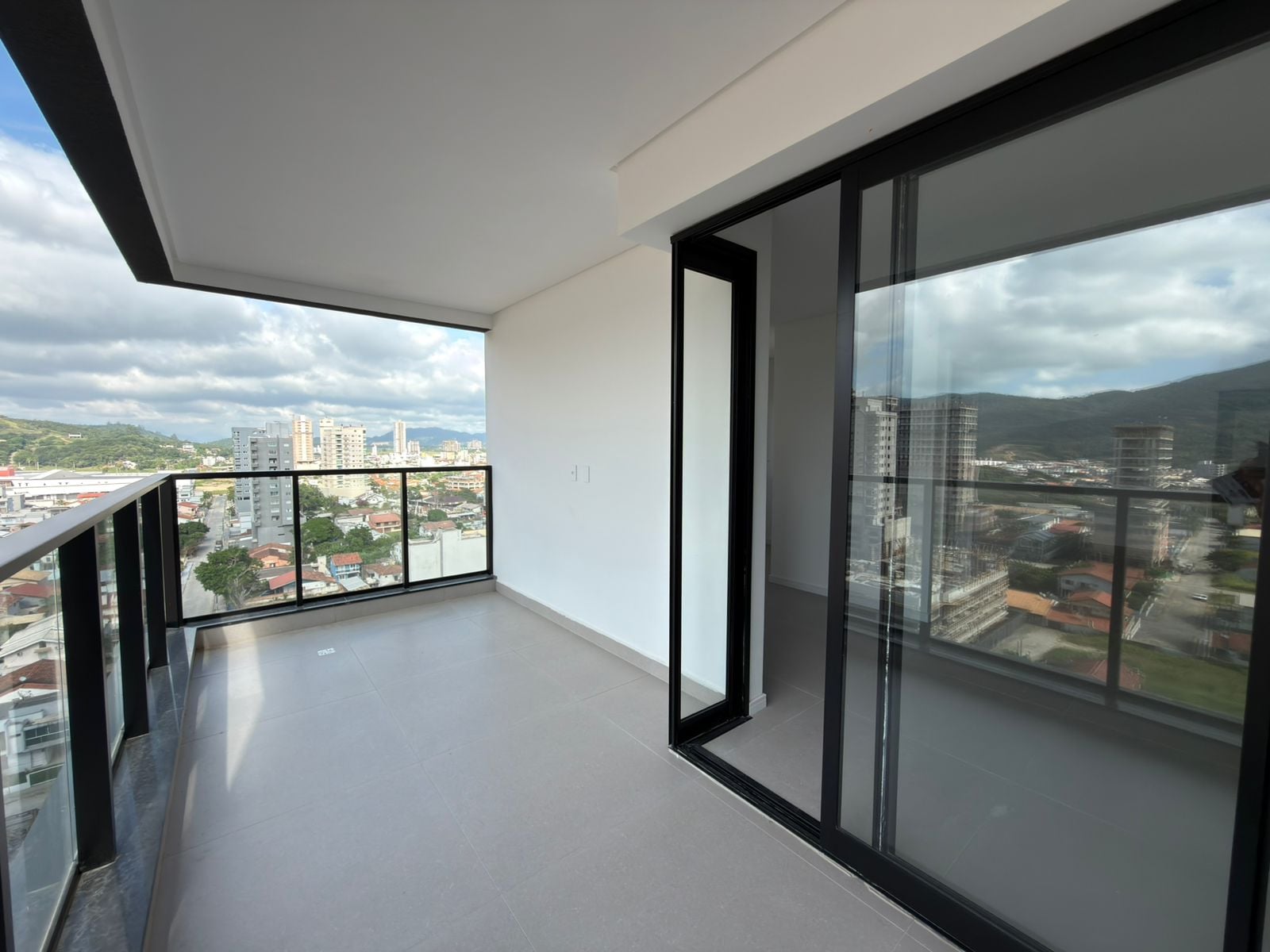Apartamento 3 suítes em Balneário Perequê — Balneário Perequê