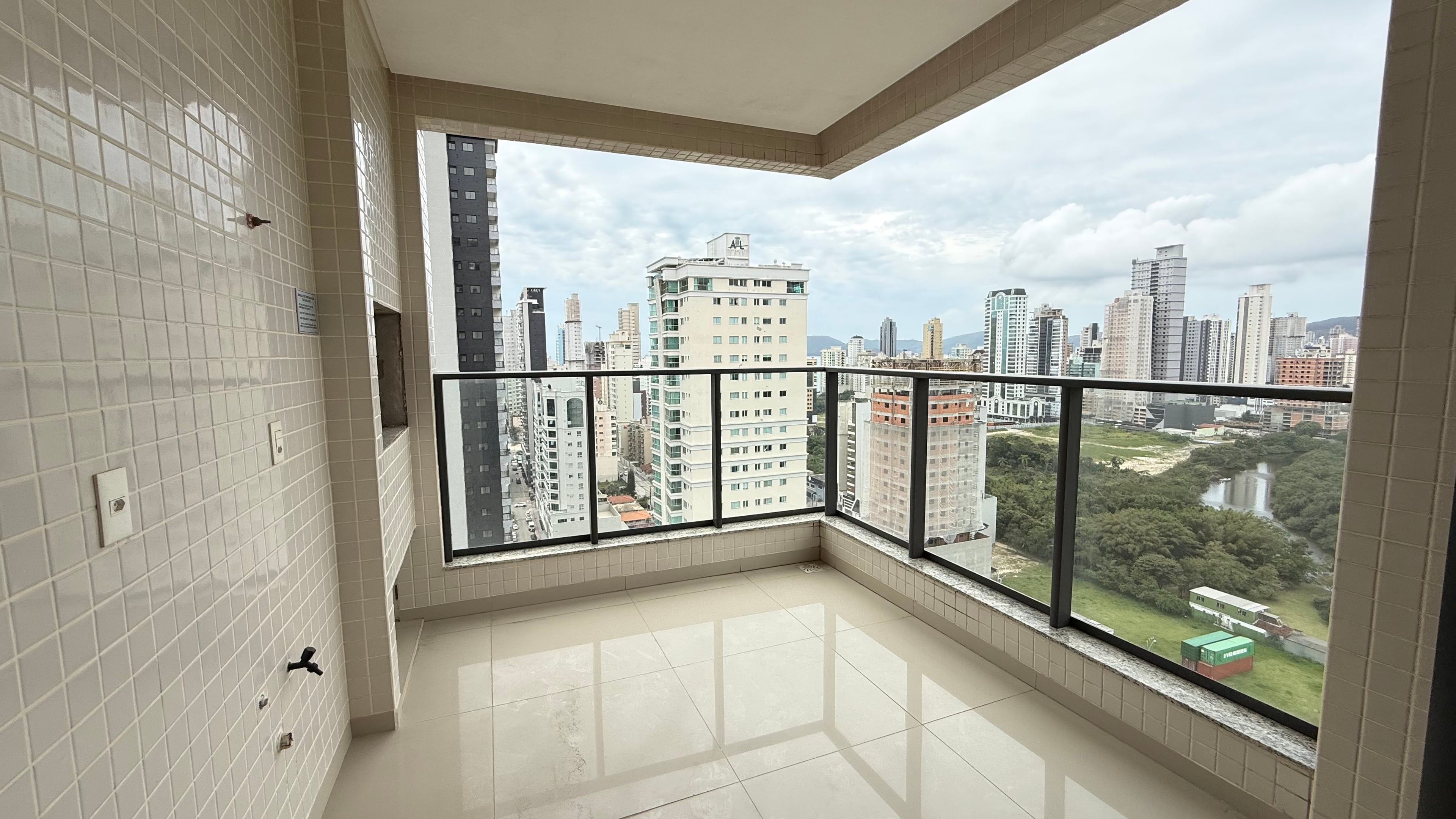 Apartamento 3 suítes em Meia Praia — Meia Praia
