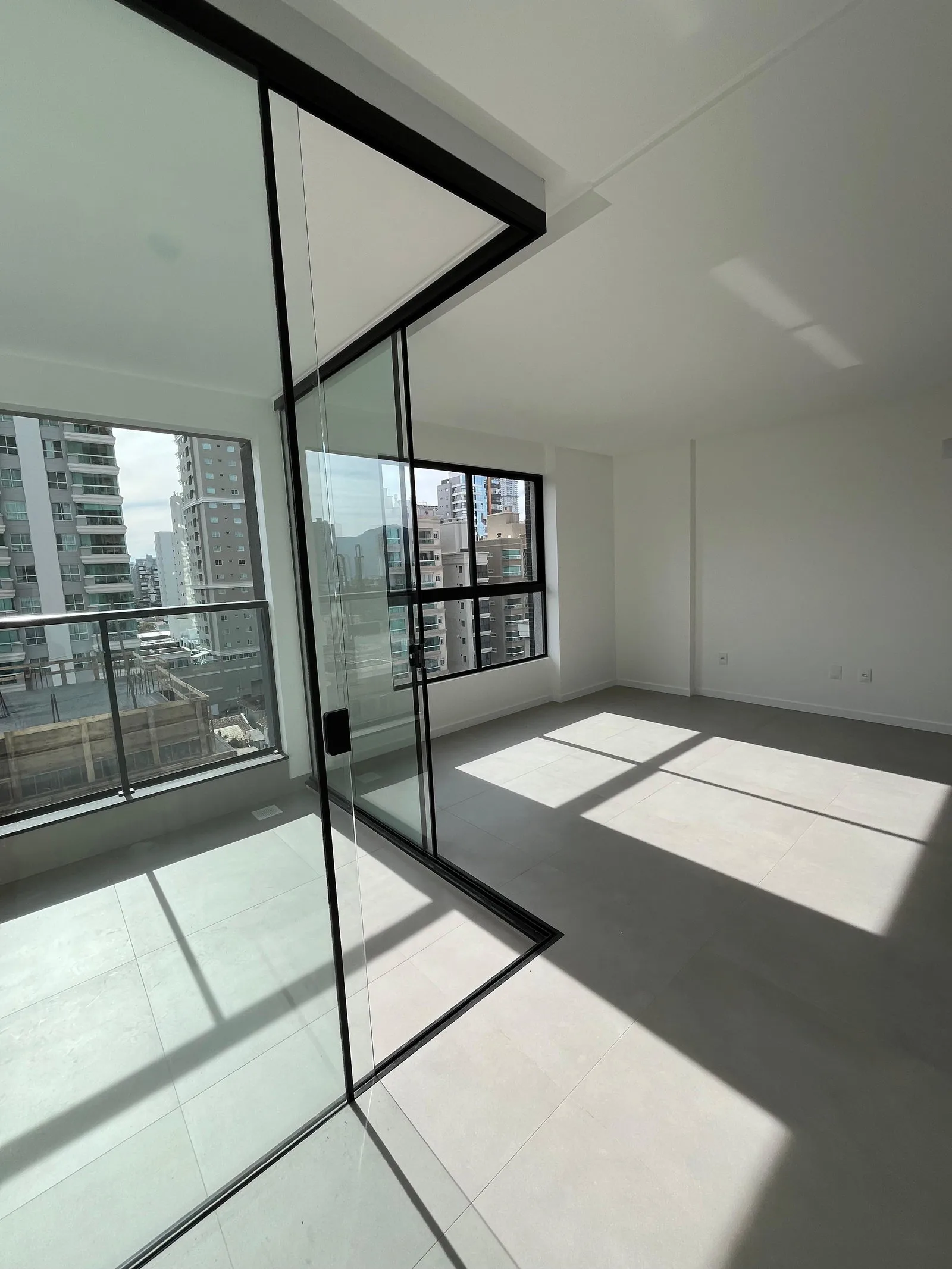 Apartamento 3 suítes em Meia Praia — Meia Praia