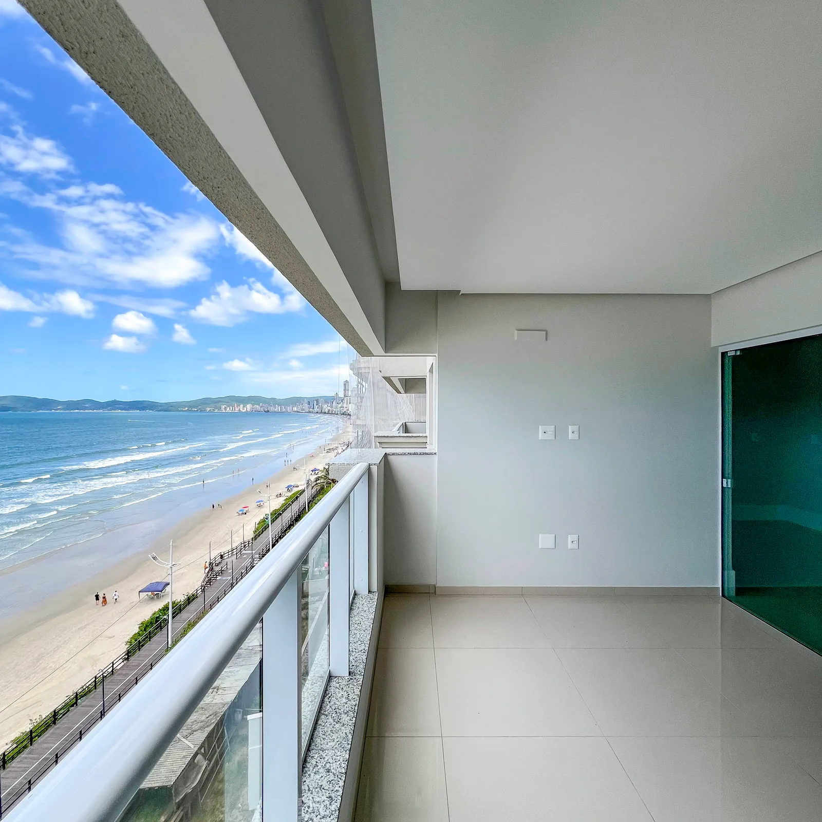 Apartamento 3 suítes em Meia Praia — Meia Praia