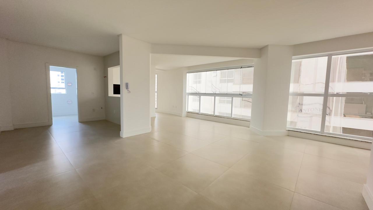 Apartamento 3 suítes em Meia Praia — Meia Praia