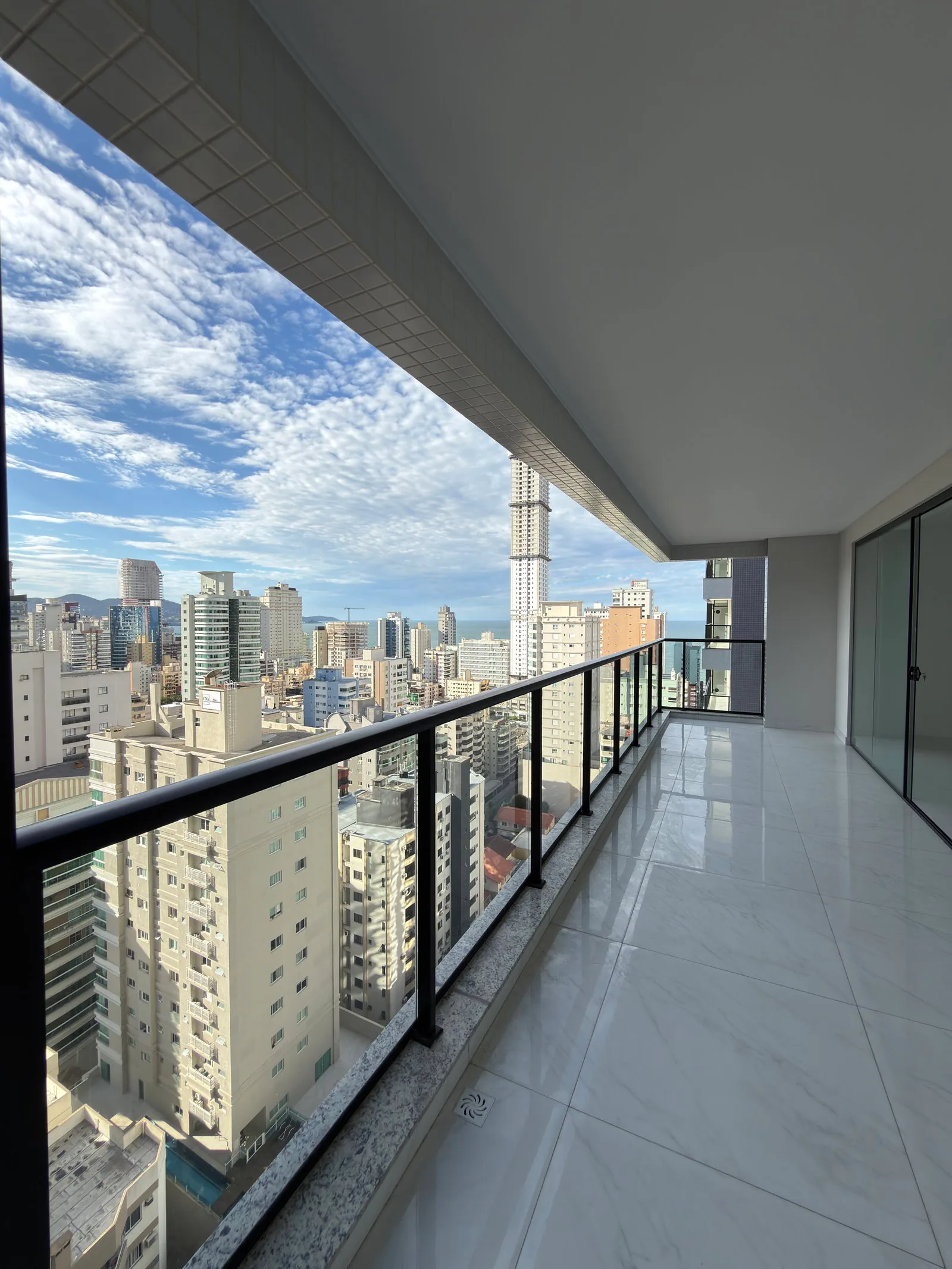 Apartamento 3 suítes em Meia Praia — Meia Praia