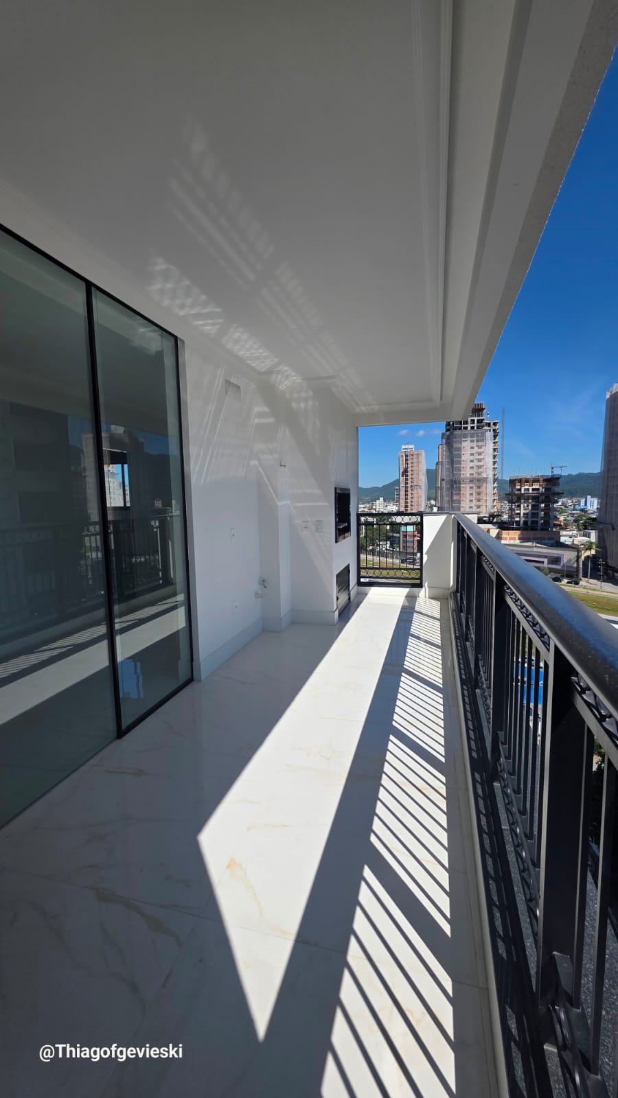 Apartamento 3 suítes em Meia Praia — Meia Praia