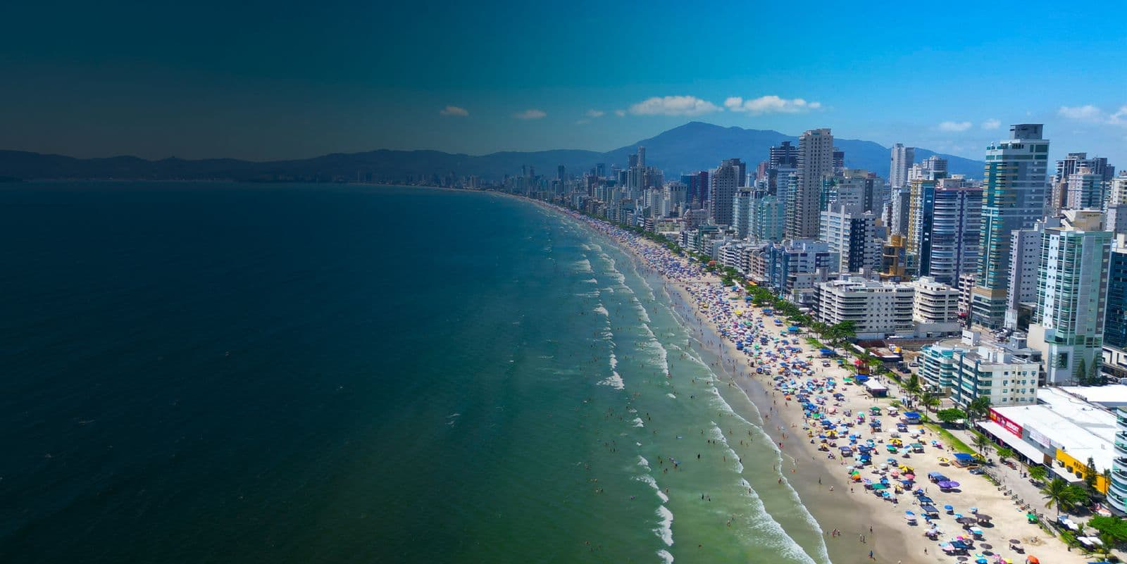Vista aérea da praia do Centro de Itapema, onde fica o Accendis Home Living