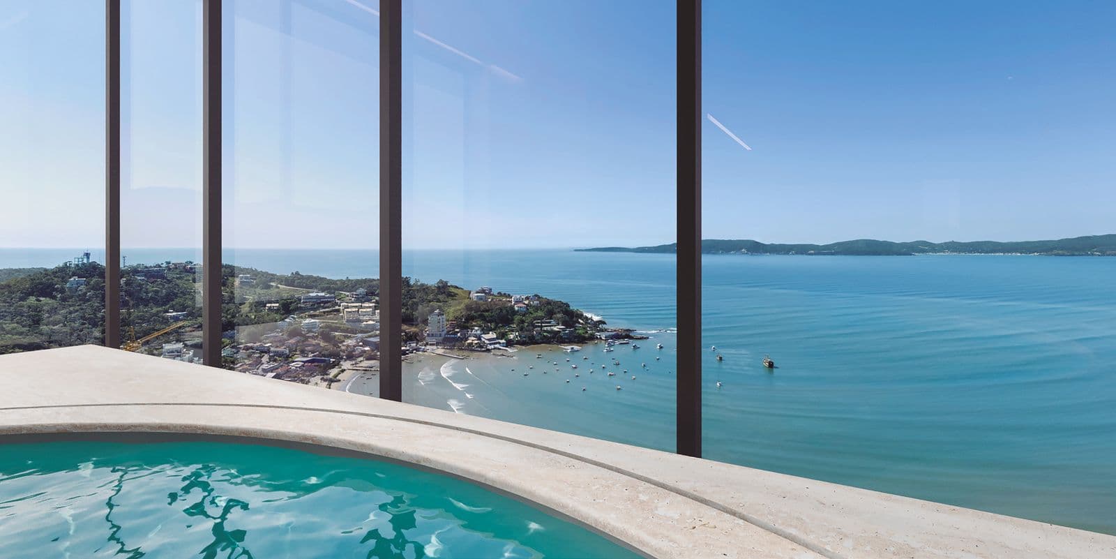 Piscina interna da penthouse do Accendis Home Living, com vista para a praia de Itapema