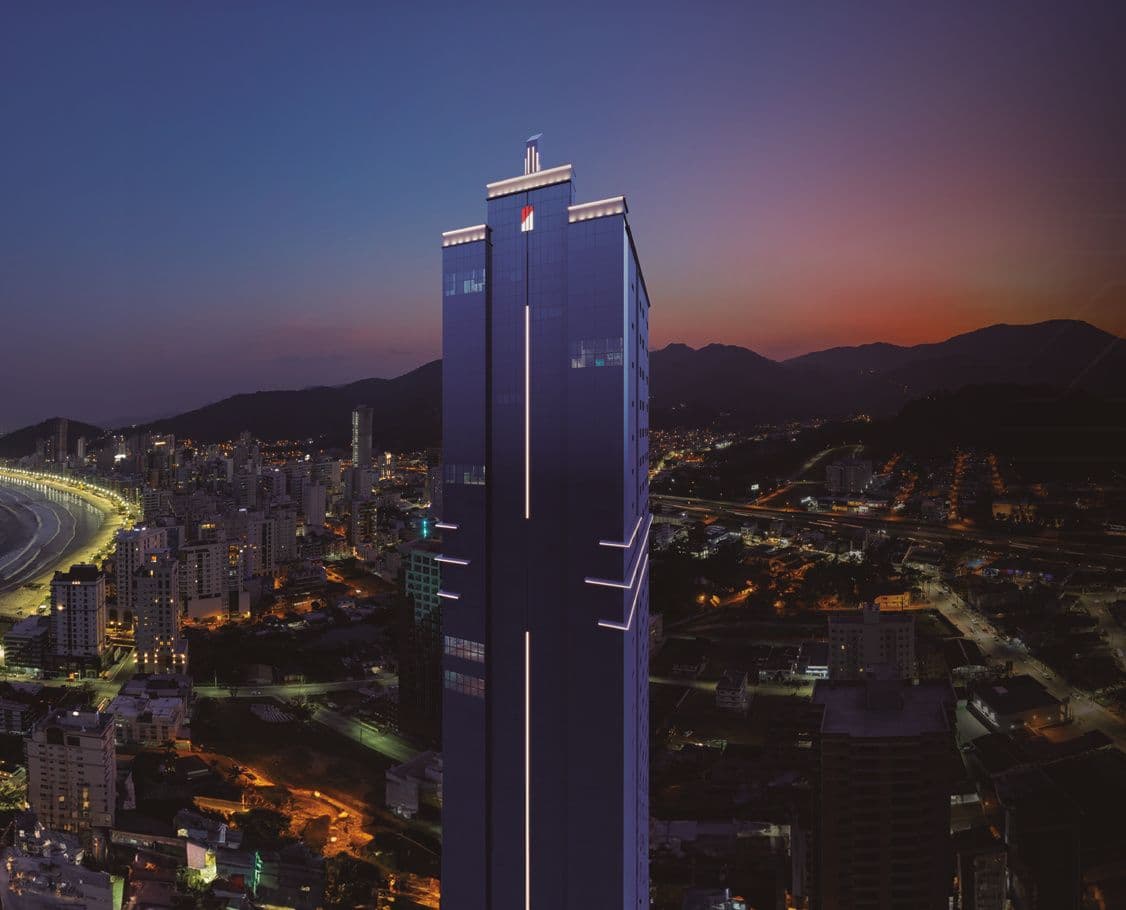 O Accendis Home Living em destaque no skyline de Itapema, ao anoitecer