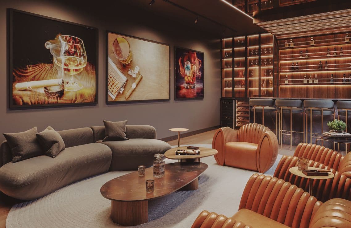 Whiskey bar e charutaria do Accendis Home Living, no Centro de Itapema