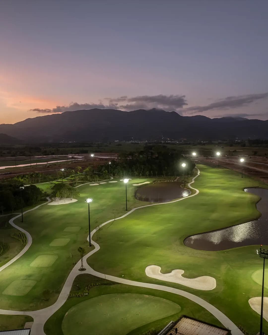 Campo de golfe iluminado do All Resort Club Residence, em Porto Belo