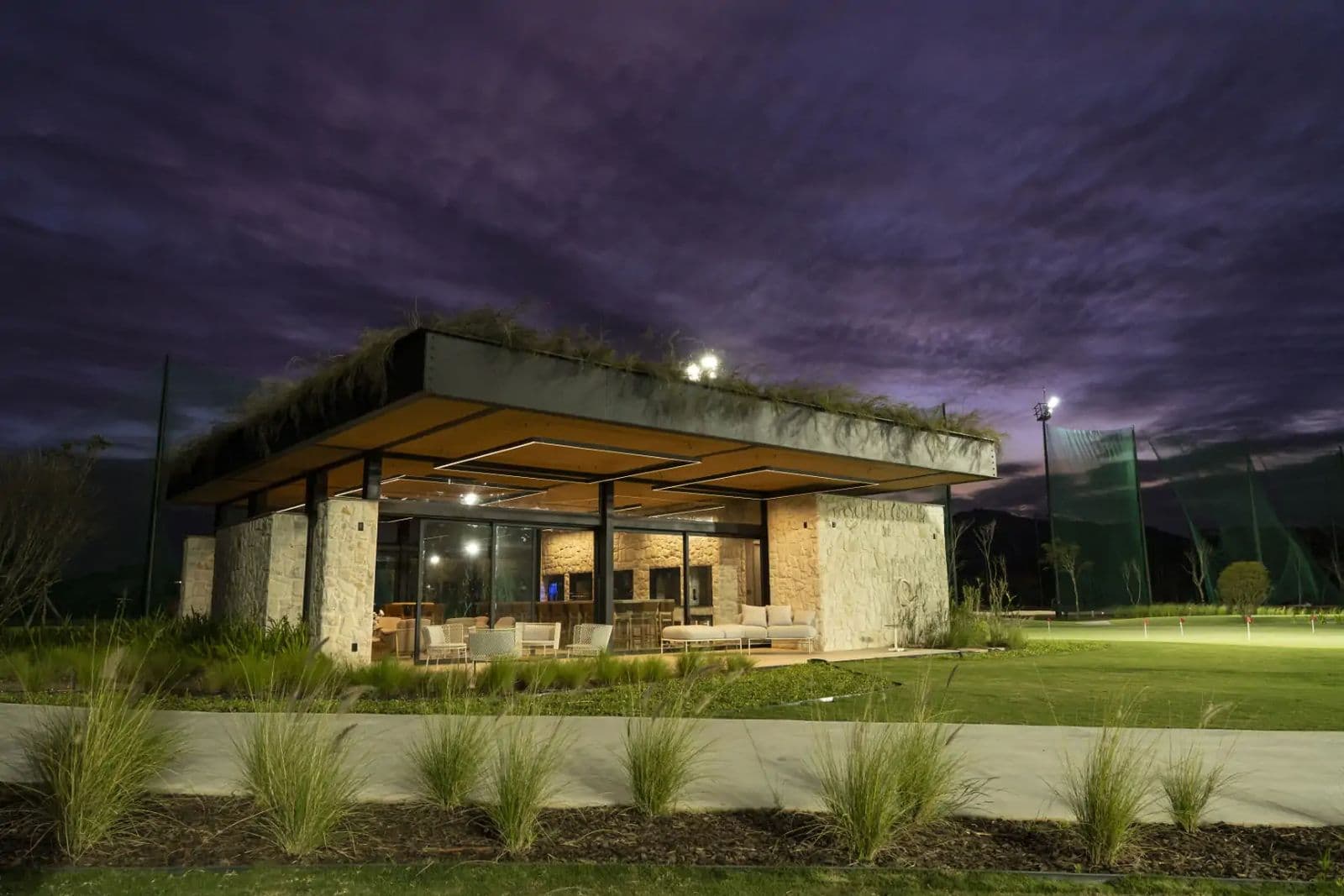 Área social do golfe com a Golf House, no All Resort Club Residence, Porto Belo