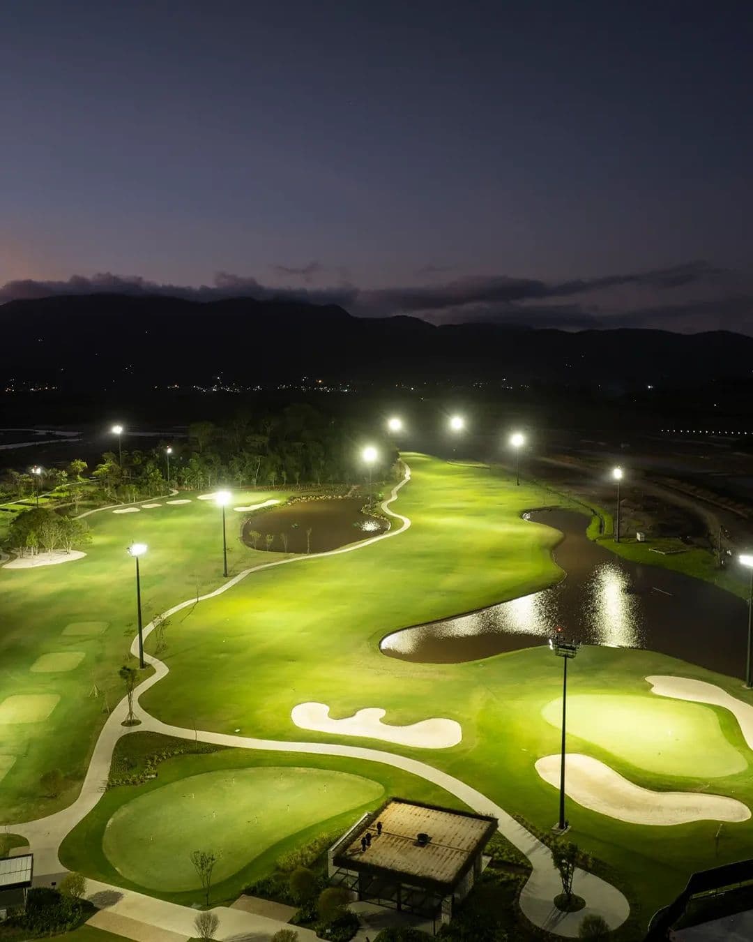 Campo de golfe iluminado à noite no Porto Belo Golf All Resort, em Porto Belo