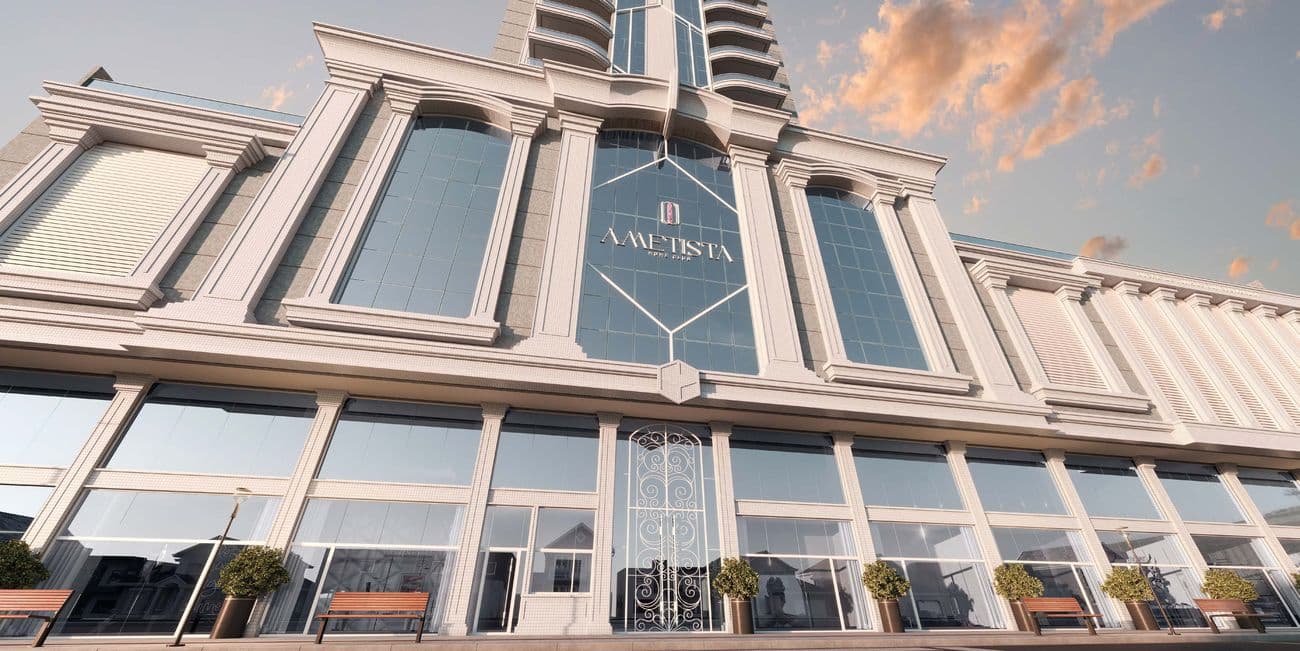 Fachada neoclássica da torre do Ametista Home Club, na Meia Praia, Itapema