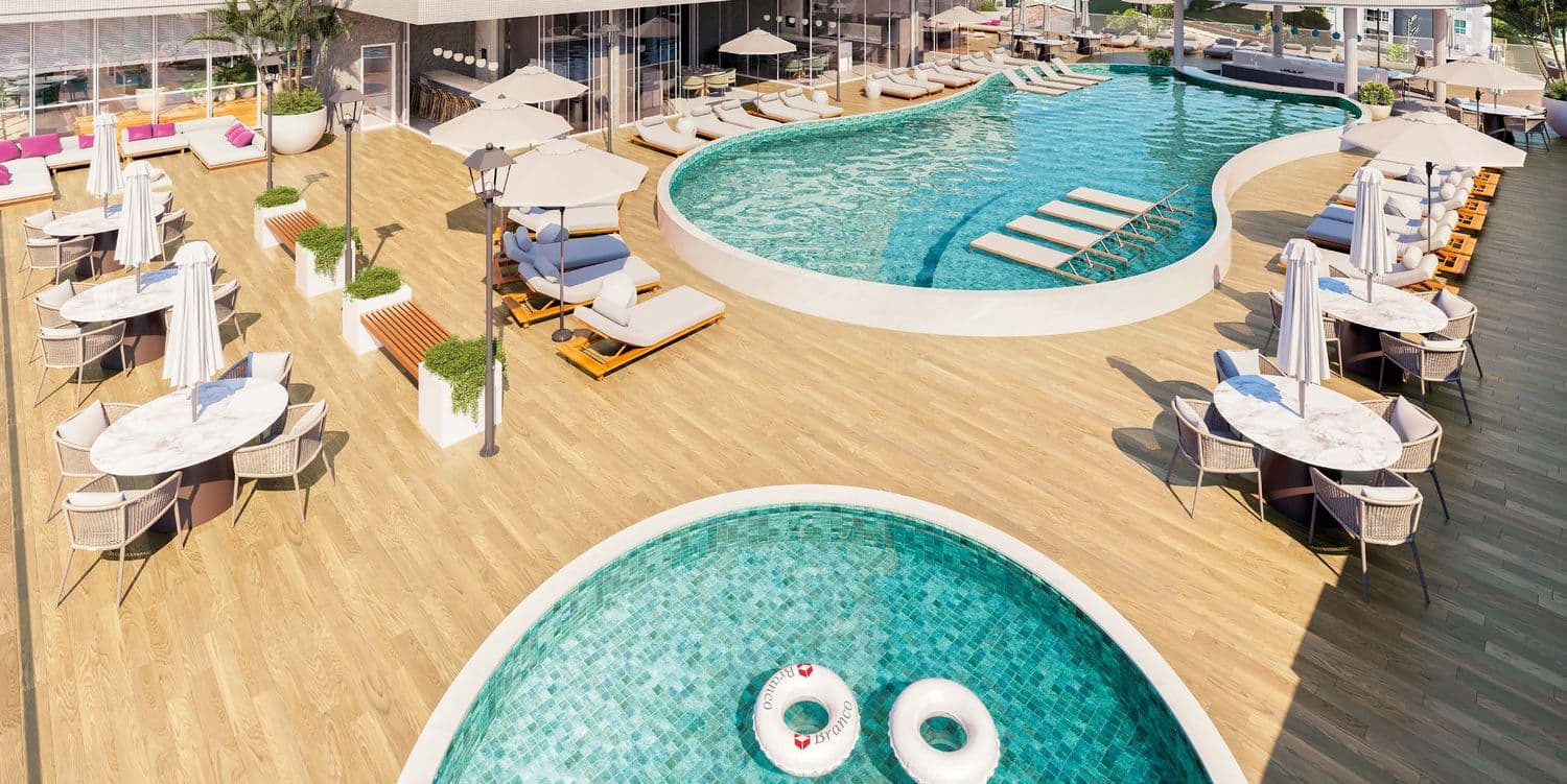 Piscina externa com prainha e deck do Ametista Home Club, na Meia Praia, Itapema